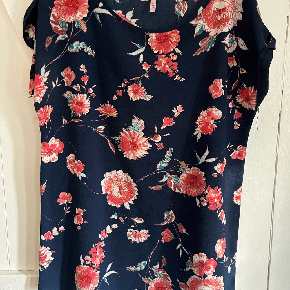 SALE 3/$20 Women’s Short Sleeve Floral Tee - Navy with Coral Flowers